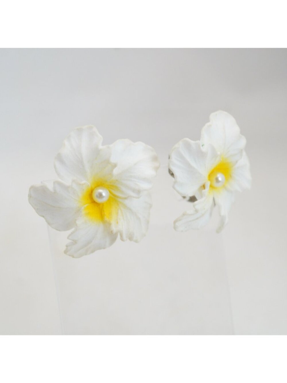 Vintage Hibiscus Flower Clip On Earrings Western Germany Celluloid Faux Pearl - Picture 3 of 6